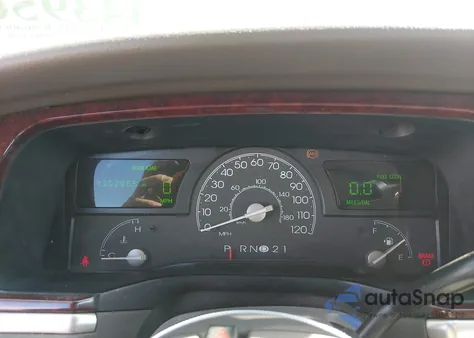 2004 Lincoln Town Car Ultimate z USA, uszkodzony, nr VIN 1LNHM83W64Y652887